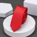 Detalle de corbata estrecha roja que muestra un fino patrón floral jacquard y gran textura. - 6cm D01 Patrón Floral Rojo