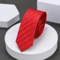 Detalle de corbata estrecha de rayas rojas para un muy elegante estilo de negocios. - 6cm A023