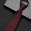 Detailopname van een bordeauxrode smalle stropdas met ritssluiting en fijne weefstructuur. - 8cm Kalm Bourgondisch Rood Rits Stijl