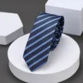 Corbata delgada a rayas azules en primer plano, detalle de tela de ropa formal de negocios. - 6cm W15