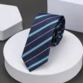 Primer plano de una elegante corbata estrecha azul marino con rayas para uso formal. - 6cm Rayas Azules Versátiles