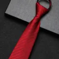 Gedetailleerde close-up van een stijlvolle rode ritsdas met fijne gestructureerde strepen voor heren. - 8cm Bourgondisch Rood Patroon Rits Stijl