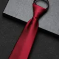 Detailopname van een gladde bordeauxrode ritsdas voor elegante heren formele kleding. - 8cm Bourgondisch Rood Glanzend Rits Stijl