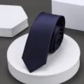 Corbata estrecha azul marino clásica para negocios y ropa formal, diseño de color liso. - 6cm Azul Marino Brillante