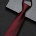 Gedetailleerd overzicht van een donkerrode gestreepte stropdas met ritssluiting. - 8cm Bourgondisch Rood Klassiek Mode Rits Stijl