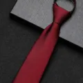 Bordeauxrode rits stropdas detailweergave, elegante zakelijke herenmode en trouwkleding. - 8cm Bourgondisch Rood Klein Ruitje Rits Stijl
