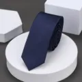 Detalle de corbata estrecha azul marino, tejido texturizado premium para ropa de trabajo. - 6cm Textura Fina Azul Marino