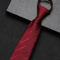 Wijnrode gestreepte rits stropdas close-up, elegant detail voor formele zakenheren kostuums. - 8cm Bourgondisch Rode Keper Rits Stijl