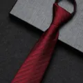 Detailopname van een wijnrode gestreepte stropdas met rits die de fijne textuur toont. - 8cm Donker Bourgondisch Jacquard Rits Stijl