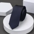 Vista detallada de la corbata estrecha de rayas azul oscuro, tejido elegante para oficina. - 6cm Azul Brisa Marina