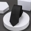 Primer plano de corbata estrecha negra con sutil patrón geométrico detalle elegante. - 6cm Copo de Nieve Negro