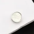 Boutons de manchette ronds d'affaires pour hommes en métal argenté et perle nacrée. - Coquillage Blanc Rond
