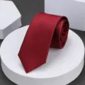 Vista detallada de corbata estrecha burdeos, elegante diseño liso para ropa formal de negocios. - 6cm Burdeos Brillante