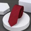 Primer plano detallado de la corbata estrecha de rayas rojo vino con fina textura. - 6cm Sarga Burdeos