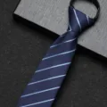 Close-up van de donkerblauwe gestreepte stropdas, fijne stofstructuur en handige ritssluiting. - 8cm A080 Rits Stijl