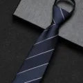 Donkerblauwe gestreepte stropdas met rits detail, gestructureerde stof en stijlvol ontwerp. - 8cm Witte Streep Donkerblauw Brede Keper Rits Stijl