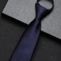 Close-up detailweergave van een stijlvolle donkerblauwe stropdas met rits voor werk. - 8cm Donkerblauw Glanzend Rits Stijl
