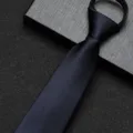 Donkerblauwe stropdas met rits detail, premium gestructureerde stof, zakelijke professionele kleding. - 8cm Donkerblauw Fijne Textuur Rits Stijl
