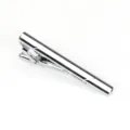 Vue detaillee pince a cravate metal argente, surface poli brillante, accessoire homme. - Argent