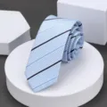 Primer plano de corbata estrecha de rayas azul claro, mostrando tela texturizada y diseño elegante. - 6cm Rayas Azules Frescas