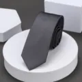 Vista detallada de una corbata estrecha gris oscuro, diseño de negocios profesional. - 6cm Textura Fina Gris Oscuro