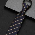 Gedetailleerde close-up van een elegante donkerblauwe stropdas met rits en gouden strepen. - 8cm Esthetische Gouden Streep Rits Stijl