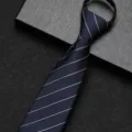 Donkerblauwe gestreepte voorgeknoopte ritsdas detail, zakelijke smalle das voor heren. - 8cm Diamant Blauwe Streep Rits Stijl