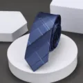 Vista detallada de una elegante corbata estrecha de cuadros azules para negocios y eventos. - 6cm Cuadros de Caballero