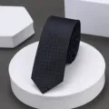 Corbata estrecha de hombre azul oscuro con patron geometrico para negocios y ocasiones formales. - 6cm Patrón Azul Marino