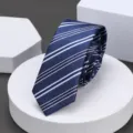 Vista detallada de una corbata azul a rayas de 5cm, perfecta para negocios y eventos. - 6cm Rayas de Doble Línea Azul