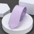 Corbata estrecha geométrica morada para hombres y mujeres, ideal para negocios, bodas y uso diario. - 6cm Cuadros Morados Elegantes