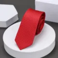 Corbata delgada roja con patron para hombre, uso comercial y casual diario, detalle de 5cm. - 6cm Pequeña Cuadrícula de Diamante Roja