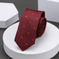 Corbata estrecha roja con delicado diseño floral, toma de detalle profesional sobre podio blanco. - 6cm Pequeña Flor Burdeos