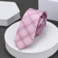 Primer plano detallado de una elegante corbata a cuadros rosa para negocios y uso casual. - 6cm Cuadros Rosas Frescos