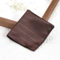 Bruin gestreept pochet voor heren, klassieke zakdoek voor zakelijk pak en prachtig accessoire. - Koffie Streep Borstzakdoek