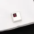 Gros plan de elegants boutons de manchette carres en cristal sur chemise blanche detail. - Boutons de Manchette Strass Violet Carré