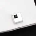 Gros plan sur un bouton de manchette carré argenté avec un cristal noir sur une manchette blanche. - Boutons de Manchette Strass Noir Carré