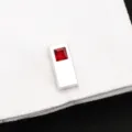 Gros plan d'un bouton de manchette rectangulaire argenté doté d'un beau cristal rouge carré. - Boutons de Manchette Cristal Rouge Long