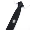 Corbata negra estrecha con bordado de trébol blanco, diseño de cremallera, estilo de negocios. - Estilo Anudado a Mano Bordado Trébol / 5cm / Negro