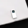 Vue rapprochée d'un bouton de manchette argenté avec un cristal bleu sur une chemise. - Boutons de Manchette Cristal Bleu Foncé Long