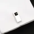 Gros plan d'un bouton de manchette argenté avec cristal noir sur une manchette de chemise blanche. - Boutons de Manchette Cristal Noir Long