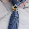 Cravatta uomo blu paisley vintage con spilla anello strass corona per camicia affari - Corona Aquila Oro Fermacravatta Strass Champagne / Paisley Blu