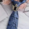 Set cravatta cachemire blu uomo con spilla vintage corona ali pietra preziosa nera elegante - Corona Aquila Oro Fermacravatta Strass Nero / Paisley Blu
