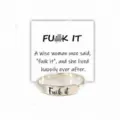 Minimalistischer offener Ring mit englischer Buchstaben-Gravur und stilvolle Karte. - Größe 5 / Silber