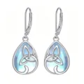 Elegante Sterling Silber Ohrringe mit hellblauem Stein und keltischem Knoten Motiv. - Wassertropfen Windmühle Stil (ER978)