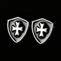 Boucles d'oreilles bouclier pour homme en argent et noir avec motif de croix classique. - Boucles d'Oreilles Croix Bouclier (ED205)