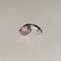 Λεπτομερές κοντινό πλάνο του λαμπερού piercing πετάλου με μεγάλο ροζ κρύσταλλο και πέτρα. - Ροζ Λευκό Στρας Μονό Κομμάτι