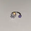 Detailansicht des funkelnden Zirkon Hufeisen Knorpel Piercing Ohrrings im Detail. - Weiß Violetter Strass Einzelstück