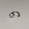 Detailansicht eines stilvollen Hufeisen-Piercingohrrings mit großem klarem und kleinem rosa Zirkon. - Weiß Roter Strass Einzelstück