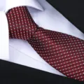 Detailopname van een wijnrode zijden herenstropdas met geometrisch patroon voor trouwpak. - Stippen Handgemaakte Stropdas / Bordeauxrood